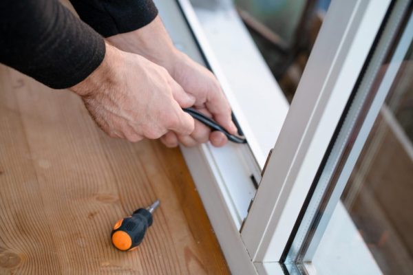 professional-master-repair-installation-windows-changes-rubber-seal-gasket-pvc-windows (1)